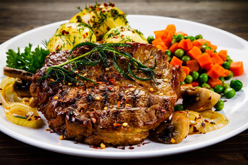 Grilled steak with potatoes and vegetable salad