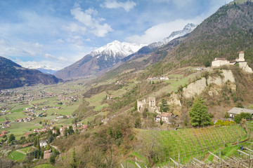 Fototapeta na wymiar Frühling bei Meran in Südtirol