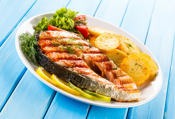 Grilled salmon with potatoes