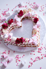 Miłosny tort w kształcie serca - obrazy, fototapety, plakaty