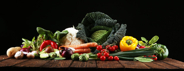 Samenstelling met verscheidenheid aan rauwe biologische groenten en fruit. Gebalanceerd dieet