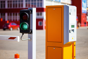 green semaphore entry to the parking lot