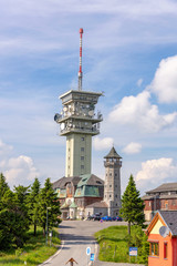 Obraz premium Aussichts- und Fernsehturm am Keilberg - Klínovec im Erzgebirge