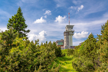 Fototapeta premium Aussichts- und Fernsehturm am Keilberg - Klínovec im Erzgebirge