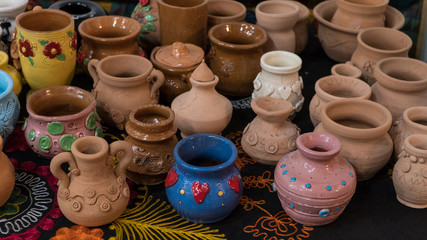 Fototapeta na wymiar lots of beautifully decorated clay pots. children's crafts