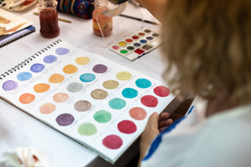 Mujer pintando acuarela