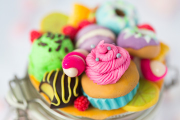 Стеклянная баночка, на который декор из полимерной глины в виде пончиков с разноцветной глазурью, фисташкового мороженого, маффина или капкейка с розовым кремом, макарунов, печенья