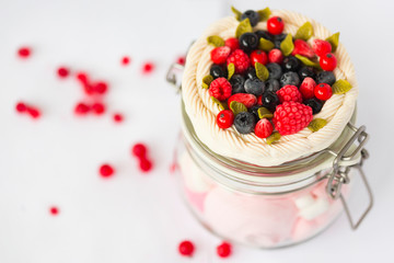 Стеклянная баночка с крышкой, на которой  декор из полимерной глины в виде свежих ягод красной и черной смородины, малины, землянике, листьев мяты и взбитых сливок