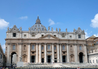 Fototapeta na wymiar Museos Vaticanos, plaza y Basílica de San Pedro, Roma, Italia.