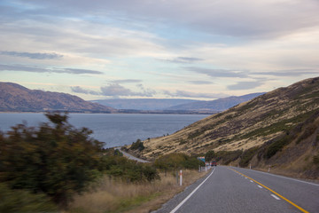 Obraz premium Blick auf See in Neuseeland von der Straße aus