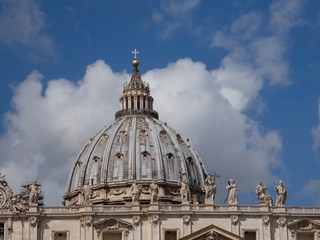 Museos Vaticanos, plaza y Basílica de San Pedro, Roma, Italia.