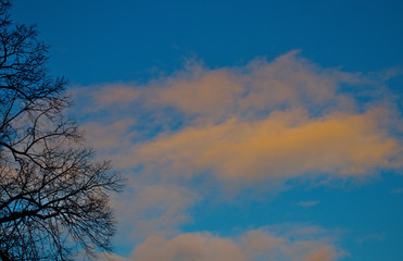 Fototapeta na wymiar blauer Himmel Wolken Abendrot
