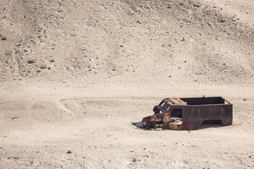 Fototapeta na wymiar In the desert is a burnt military vehicle.