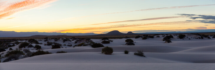 Obraz premium Beautiful panoramic view of white sand during a colorful sunrise. Taken in White Sands National Monument, New Mexico, United States.