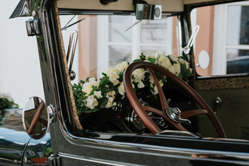 Altes Auto mit Blumen geschmückt