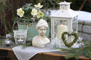 Dekoration mit Damenbüste, Helleborus niger und Laterne