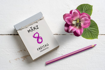 Abreißkalender mit Weltfrauentag 2019, 8. März auf weißem Holzuntergrund 