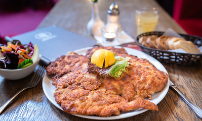 Großes Wiener Schnitzel vom Kalb im Restaurant