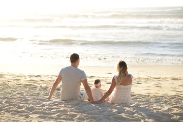 Fototapeta na wymiar married couple with a child by the ocean