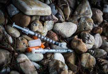 Isolated dropped insuline injections between stones