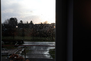 Fenster mit Wassertropfen nach einem Regen
