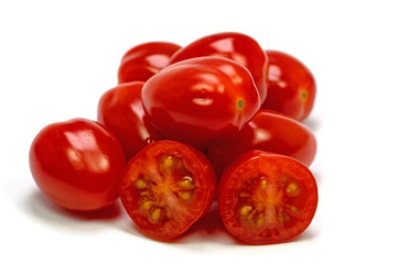 Mini-Roma-Tomaten vor weißem Hintergrund