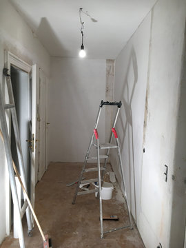 baustelle, leiter, gl&uuml;hlampe, rudiment&auml;r, rustikal, unfertig, renovierung, renovieren, sanierung, wohnung, handwerk, tapete, streichen, arbeit, kahl, leer,