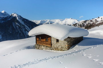 tief verschneite Schihütte in den österreichischen Alpen 