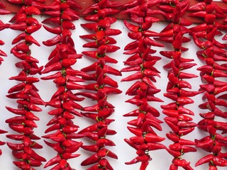 Piments d'Espelette séchant au mur d’une maison à Espelette (France) © Florence Piot