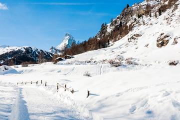 Fototapeta na wymiar Zermatt, Furi, Zmutt, Zmuttbach, Winter, Winterwanderweg, Matterhorn, Alpen, Wallis, Walliser Berge, Walliser Dorf, Schweiz