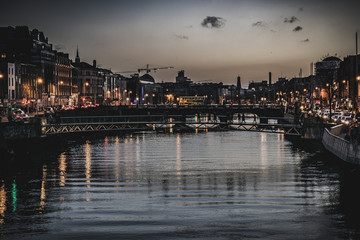 Imagen Del Río Liffey en Dublín durante una noche de invierno en Irlanda