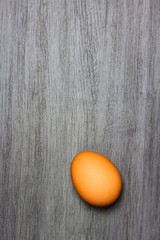 HUEVO AISLADO SOBRE FONDO DE MADERA GRIS