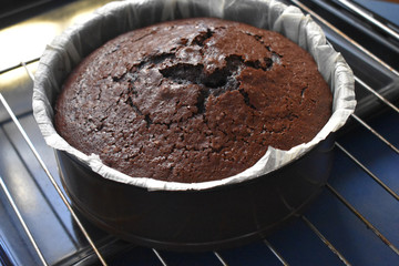Bizcocho de chocolate recién horneado