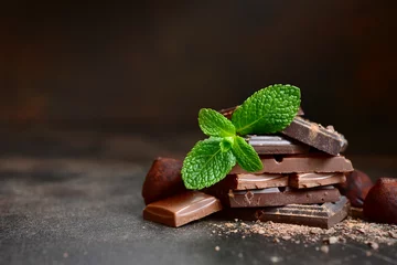 Fotobehang Chocolade Chocolate slices with fresh mint leaves.  © lilechka75
