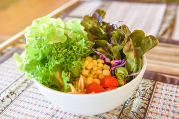 salad bowl hydroponics vegetable / fresh salad bowl with green oak lettuce red oak