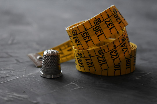 Cinta m&eacute;trica de modista, dedal para coser 