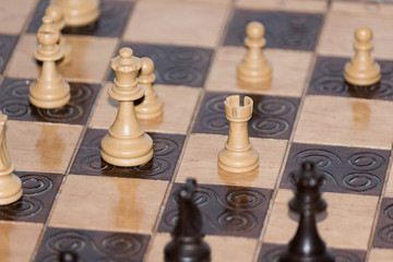 Scacchi fotografati su una scacchiera