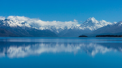 An der Spitze des Lake Pukaki ist Mt. Cook / Aoraki Neuseelands höchster Berg. Das Hotel liegt im Zentrum der Südinsel in Canterbury. Dies ist ein Panoramablick vom Pukaki-See und den Südalpen.