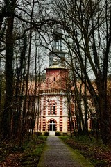 Obraz premium Une maison dans une foret 