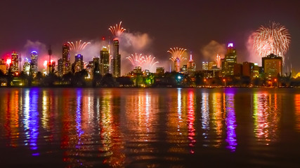 Obraz premium Melbourne NYE Fireworks viewed from Albert Park Lake.