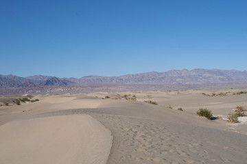 Fototapeta na wymiar Mesquite Flat Sand Dunes mit Bergen im Hintergrund, Tal des Todes, Kalifornien, USA