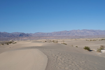 Mesquite Flat Sand Dunes mit Bergen im Hintergrund, Tal des Todes, Kalifornien, USA