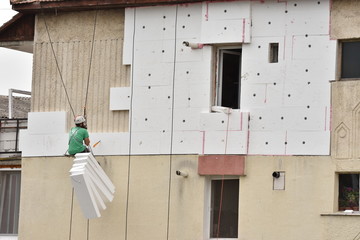 worker isolates the block with polystyrene panels
