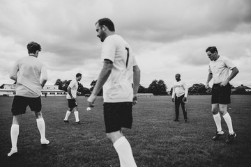 Football players training on the field © Rawpixel.com