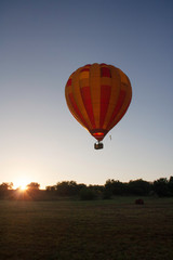 Obraz premium Hot air balloon flying at sunrise