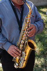 Obraz premium Man plays the saxophone