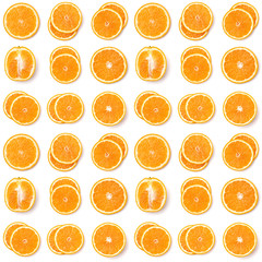 Seamless pattern of orange fruit slices. Orange slices isolated on white background. Food background. Flat lay, top view.