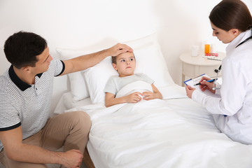 Obraz premium Children's doctor visiting little patient at home