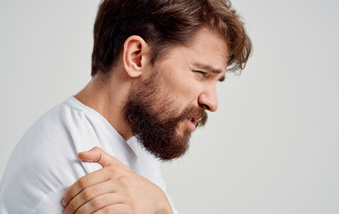 Obraz premium the man has a shoulder pain