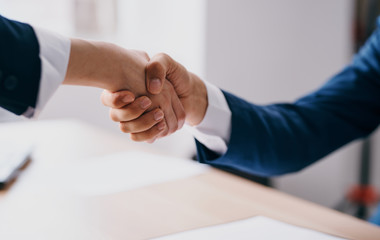 Obraz na płótnie Canvas negotiate business handshake
